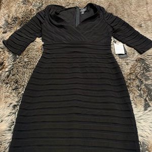 Adrianna Papell women’s v neck shutter pleat sheath dress in black. Size 6 NWT